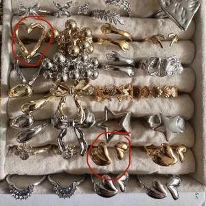 Tuva - Säljer tre coola ringar i guldton: en med öppet hjärta, en med två hjärtformade detaljer och en med tre stora klot. Perfekta statementringar som sticker ut och ger din stil en extra edge.