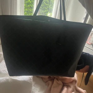 Malene Birger väska - Väldigt bra skick förutom ena handtaget💗 det går och laga. Pris kan dirkuteras💗💗