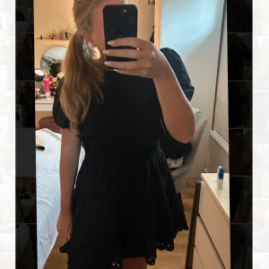 Svart kort klänning med volang från Zara - Sueprfin klänning från Zara 