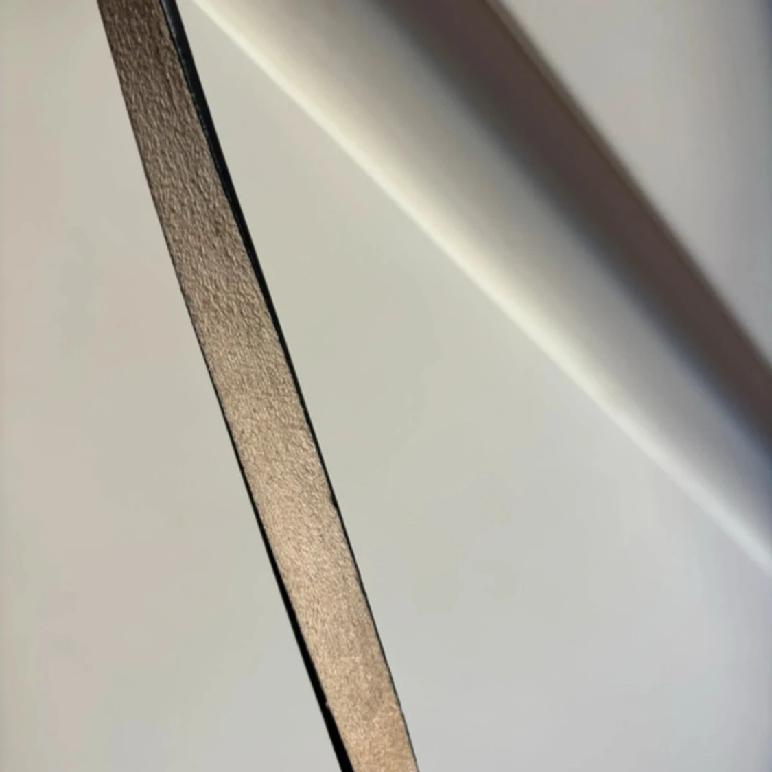 Smalt beige bälte i skinn med guldfärgat spänne - 1