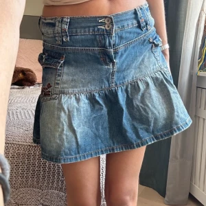Snygg Jeanskjol  - Så fin jeanskjol med volangdetalj