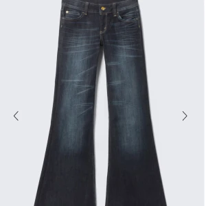 Mörkblå bootcut jeans med slitningar - Snygga mörkblå jeans med bootcut-modell och coola slitningar framtill. Weekday. Andvända en gång