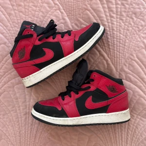Nike Air Jordan 1 Mid Svart/Röd - Ikoniska