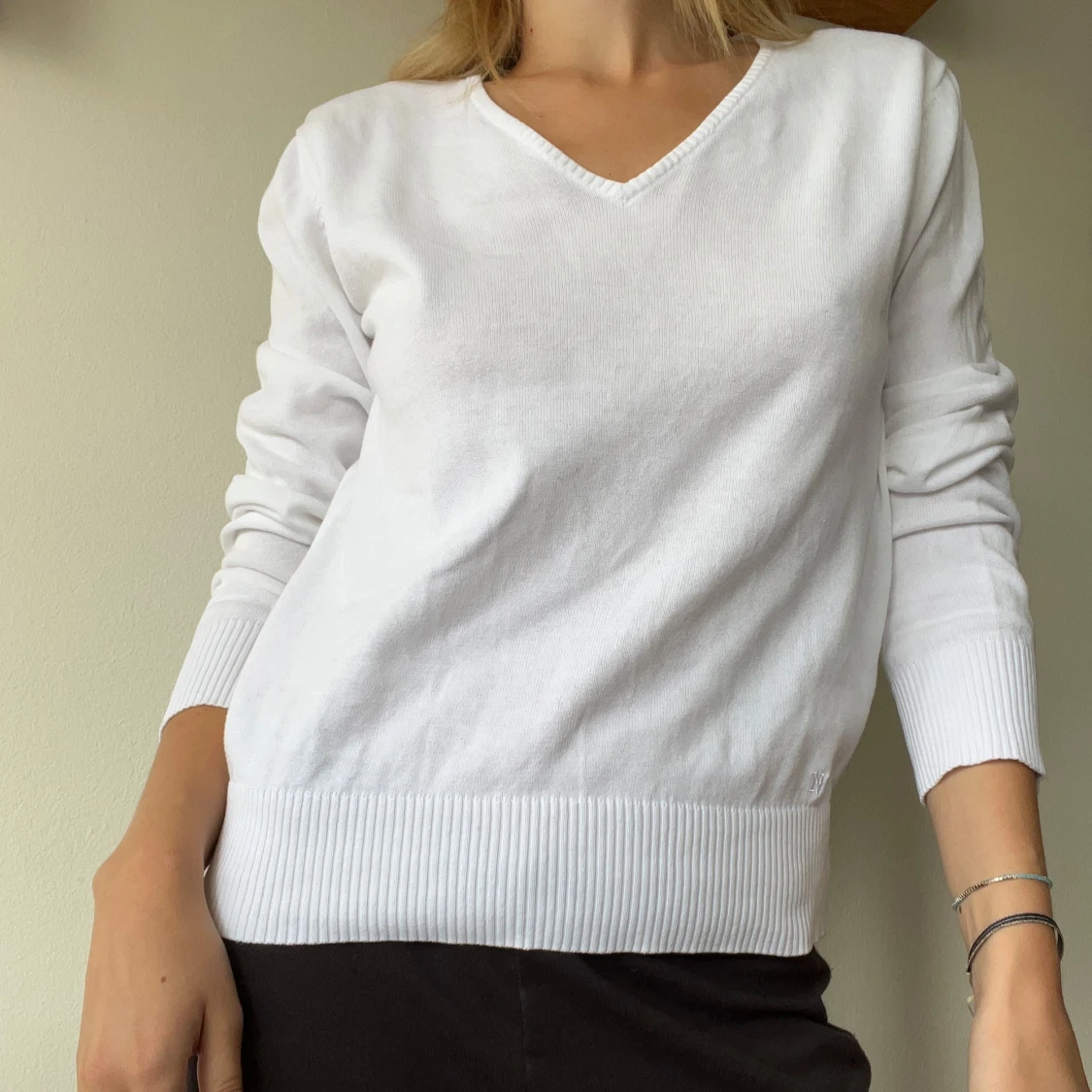 Vit v-ringad stickad tröja