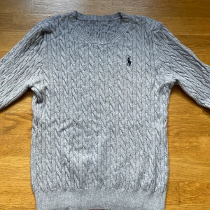 Ralph Lauren tröja - Grå Ralph Lauren tröja  i storlek S. Tröjan är i bra skick och är jätte bekväm. Kontakt för frågor och pris!