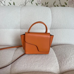 ATP atelier väska - Orange ATP atelier väska i den lilla modellen. Nypris 3900kr. Den orangea färgen på väskan säljs även inte längre.