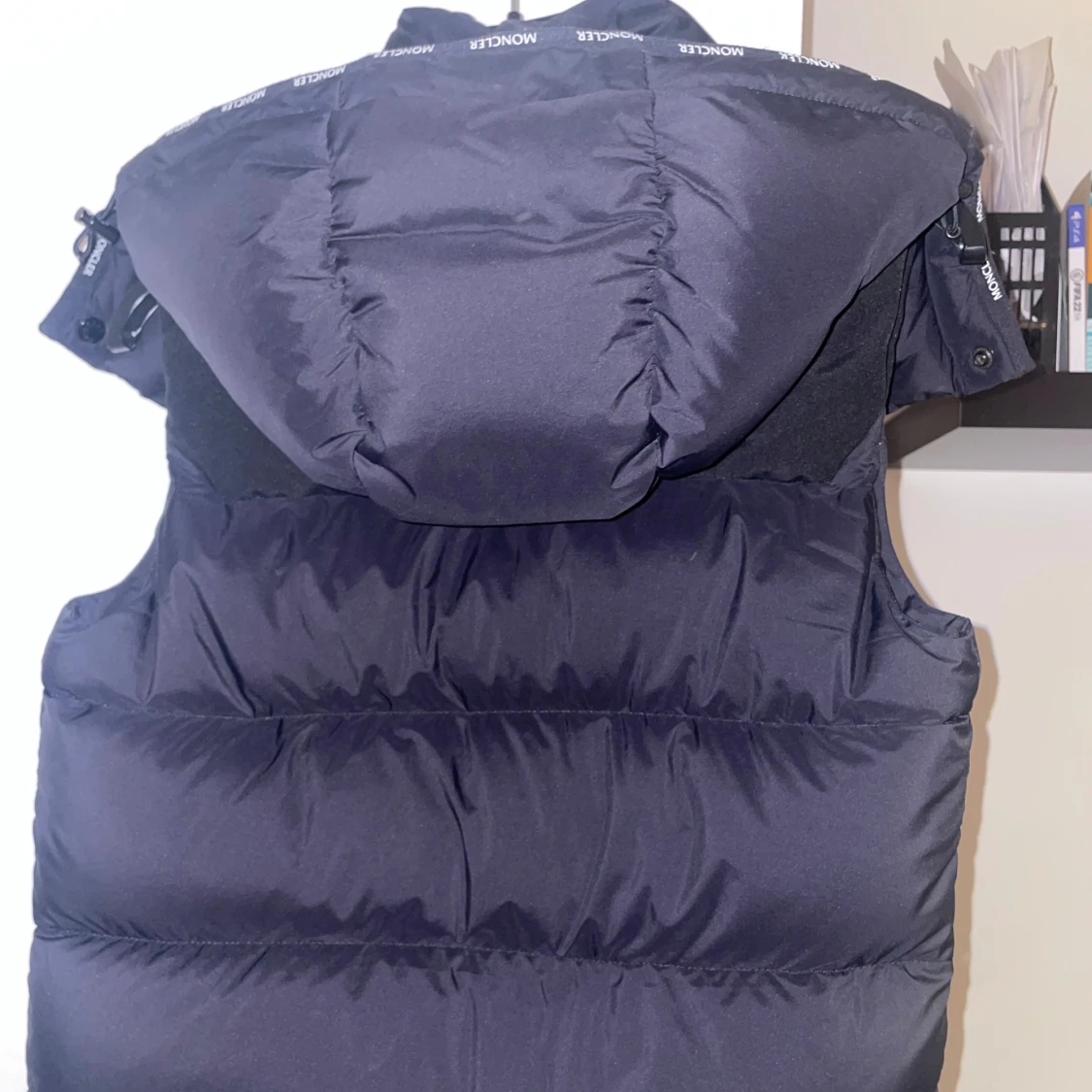 Svart dunväst från Moncler med huva - 2