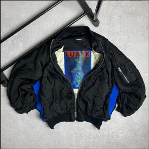 Premium bomberjacka från Diesel - Äkta. För mer information, bilder och prisdiskutering i dm. 