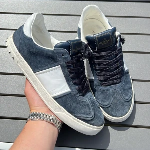 Valentino flycrew - Sjukt sällsynta och extremt feta valentino flycrew! Size 41 funkar även för dig som har 42! Skick 9/10 endast en nit av! Hör av dig vid minsta fundering🤩