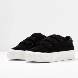Even&odd skor  - Snygga svarta sneakers i manchester med vit, chunky platt sula och tre breda kardborreband. Skorna har en rund tå och detaljer i syntet vid hälen. Perfekta för dig som gillar en clean och stilren look med lite extra edge. Nästan helt oanvända, inga tecken på användning och säljer på grund av att de inte satt bekvämt på mig💕