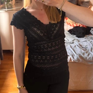 Svart spetsblus med v-ringning - Säljer den populära och super fina spetstoppen från Vila i storlek XS. Jag älskar denna men tyvärr så är den för stor för mig så därför kommer den inte till användning. Den har en tight passform med v-rigning. Passar någon som är xs med en större byst än mig eller någon som är S. Hör gärna av dig vid frågor💗😊