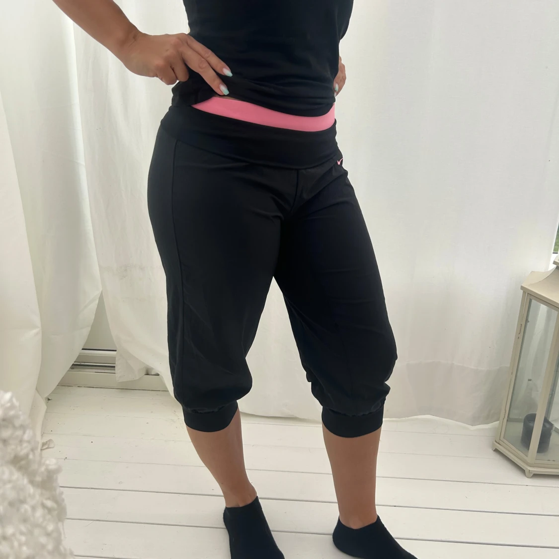 Nike svarta trekvartsbyxor med rosa detalj