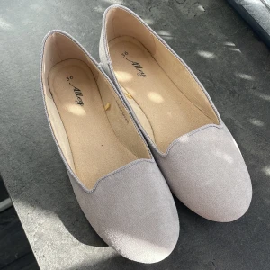 Ljusgrå mocka ballerinas från Alley - Snygga ljusgrå ballerinas från Alley i mjuk mocka. Storlek 36 och knappt använda!☺️