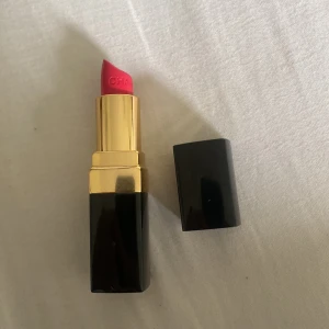 Chanel Rouge Coco 482 Rose Malicieux - Chanel Rouge Coco läppstift i nyansen 482 Rose Malicieux. Hylsan är elegant i svart och guld med klassisk Chanel-logga på locket. Perfekt för dig som vill ha en lyxig touch till din sminkväska. Inte använd 