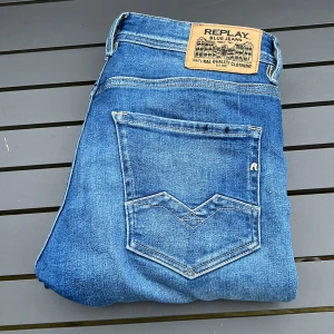 Replay jeans - Sjukt snygga replays! Modell: rocco! Sze 30! Passar bra om du är runt 180 cm 73kg. Hör av dig vid frågor eller funderingar 🤩