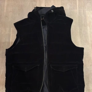Stenströms väst - Tja, säljer nu denna sjukt snygga Stenströms väst i storlek L, passar dig som har M/L eller är runt 175-180, perfekt för lite kyligare dagar med stil, skick 9/10, vid frågor och funderingar är det bara att höra av sig