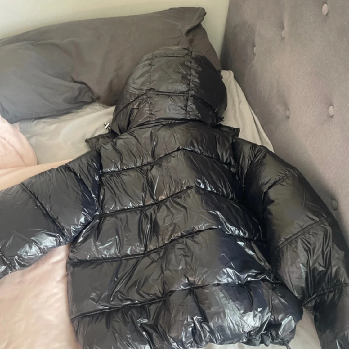 Svart pufferjacka med huva