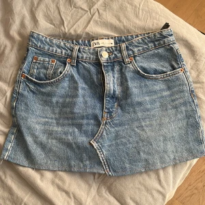 Egensydd jeanskjol - Jeanskjol jag sytt från ett par Zarajeans i storlek 38, men sitter mer som 36