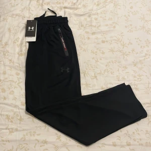 Under armour byxor  - Svarta under armour träningsbyxor i storlek M men kan lika gärna passa S. Helt nya 10/10 skick. Vid intresse eller funderingar bara skriv! 🙏 
