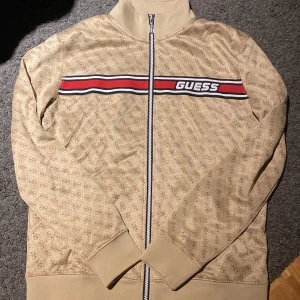 Guess Tröja - Helt ny Guess tröja aldrig använd. Storlek M. Säljes då den inte passar mig och min stil. Ny pris 1300. Öppen för bud
