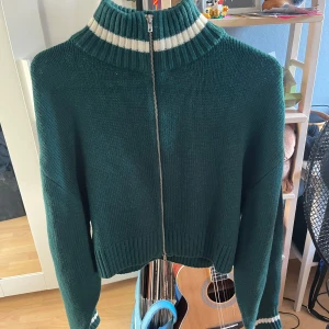 Grön Stickad Kofta - Mörkgrön stickad kofta med hel dragkedja framtill från H&M Divided. Storlek S
