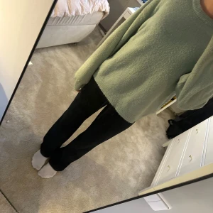 Ljusgrön stickad tröja - Supermysig ljusgrön stickad tröja med rund halsringning och långa ärmar. Tröjan sitter med oversized🥰
