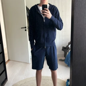 Kashmir hoodie - Mörkblå hoodie med hel dragkedja framtill och huva med snörning. Tröjan har långa ärmar och en enkel, stilren design som passar perfekt till jeans eller mjukisbyxor. Materialet känns mjukt och bekvämt mot huden. Passar mig som är 173. Inga skador.