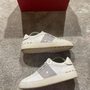 Valentino opens - Hej! Säljer nu mina skor från märket Valentino, storlek 39.5, bra skick, givetvis äkta. Tveka inte på att höra av dig om du har frågor eller funderingar kring skorna! 