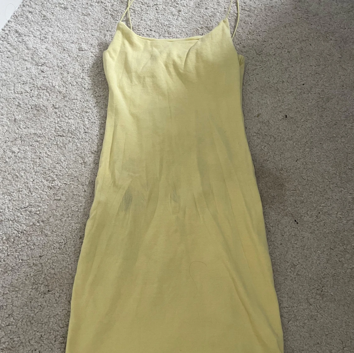 Ljusgul kort klänning smala band från Zara