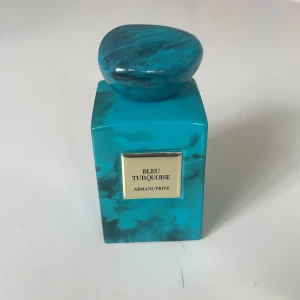Armani Privé Bleu Turquoise parfym - Armani privee Bleu turquoise. 100ml flaska. Har använt typ 3ml Max. Har lådan hemma. Fick den som present i vintras. Den kostar typ 3800 ny och min är knappt använd så riktigt bra pris. Passar perfekt till killar och tjejer.