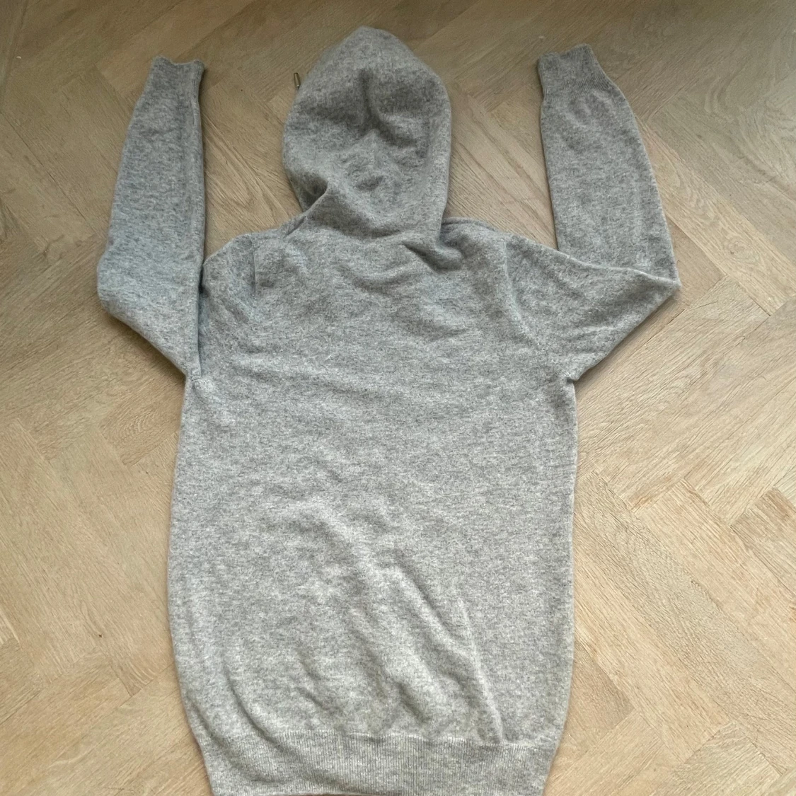 Ljusgrå hoodie med snörning - 1