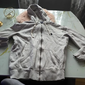 Grå hoodie från Polo Ralph Lauren - Grå Polo Ralph Lauren den är ni och den är Jättebra och den är jättesnygg och jätte skönt Den är jätte varm den är ny den är ren och det finns inga hål och den är äkta