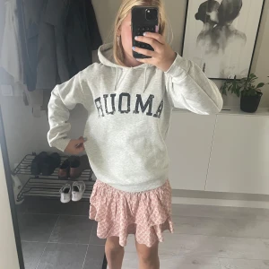 amour hoodie - ljusgrå hoodie strl 146/152 passar på 164 så ganska stor i storleken 