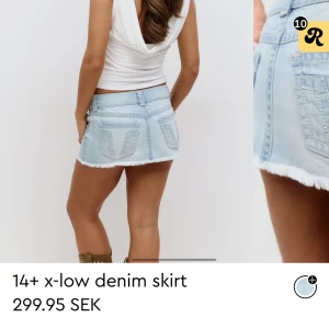 Trendig jeanskjol!! - Säljer då den inte passa mig! helt slutsåld!! även helt oanvänd, säljer även i storlek S!💓