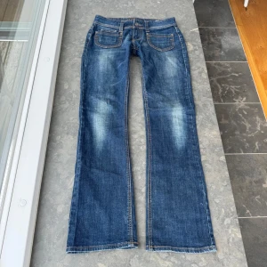 Lågmidjade jeans  - Så snygga jeans som tyvärr inte passar mig och har därför ingen bild på! Midjemått tvärsöver:  40-41cm Midjehöjd: 19cm Inerbens längd: 83cm. De är något slitna längst ner💕