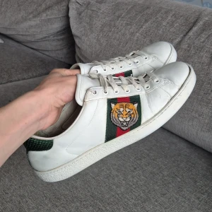 Gucci sneakers  - Gucci sneakers I vitt | bra skick, några summar har gått upp | endast skorna medföljer 