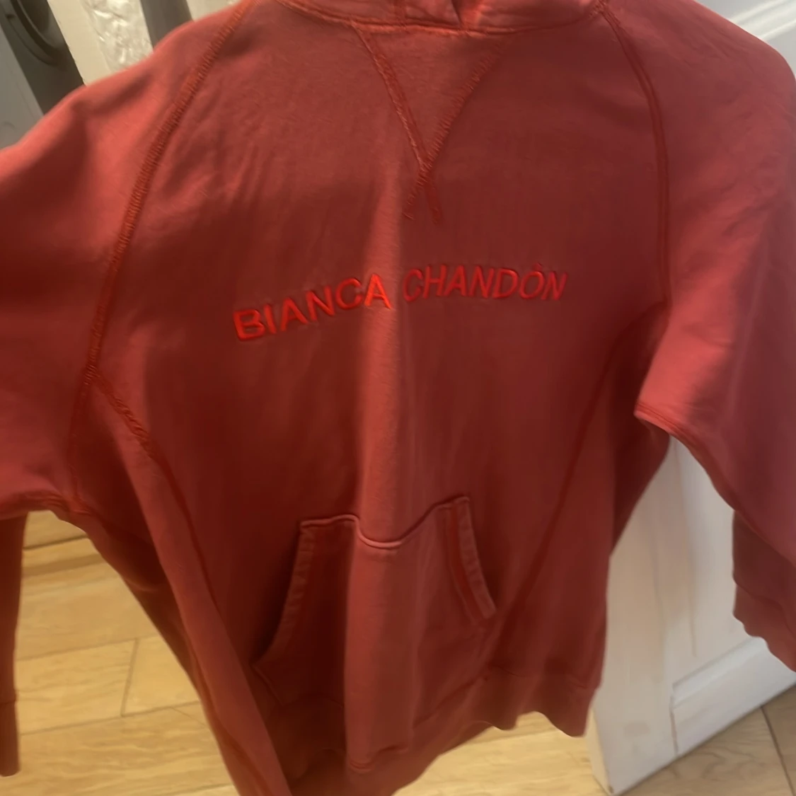 Röd hoodie från Bianca Chandôn