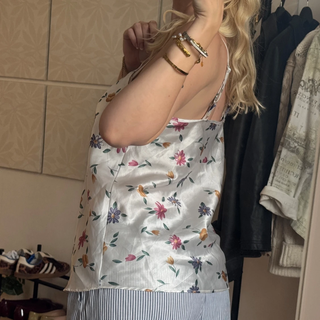 Blommig vit linnetopp med tunna axelband - 4