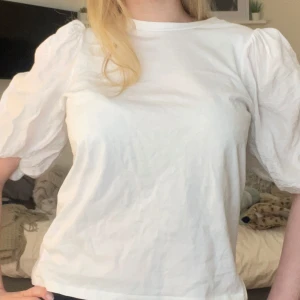 Vit blus med puffärmar - Superfin vit blus med puffärmar och rund halsringning. Använd ungefär 1 gång.