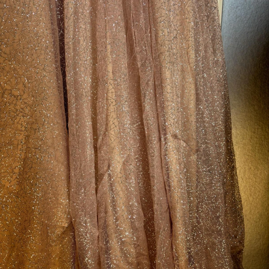 Glittrig långklänning i champagne - 2