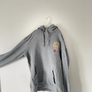 Grå hoodie från Morris XS - Snygg grå hoodie från Morris med broderad logga och brittisk flagga på bröstet. 