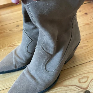 Cowboy boots med klack🌸 - Snygga cowboy boots i beige mocka med spetsig tå. Vintage från Zara!! Supersnygga men kommer inte till användning🩷 köpta begangnat men aldrig använt🌸