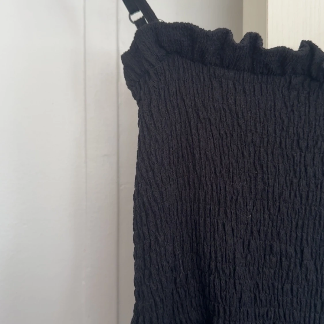 Svart smockad långklänning med volang - 1