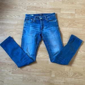 Blå slim fit jeans från Jack & Jones - Säljer ett par feta blå slim  jeans från Jack & Jones. Sköna att ha och perfekt till våren. Kan gå ner i pris vid snabbt köp.