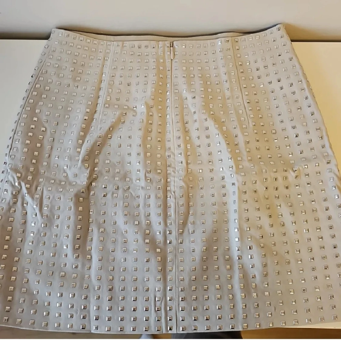 Beige kortkjol med silvriga nitar H&M - 1