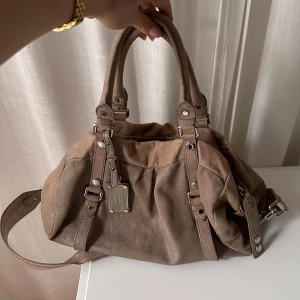 Marc Jacobs väska - Säljer en beige Marc Jacobs Classiq Q Leather Groove bag i gott begagnat skick enligt bilder💕