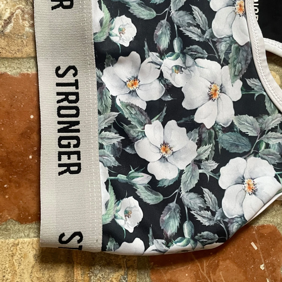 Blommig sporttopp från Stronger - 2