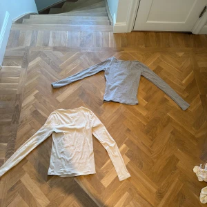 2 långärmade tröjor i beige & grått - Säljer två basic långärmade tröjor, en i ljusbeige och en i ljusgrått. Vill man bara ha en av dom så är det bara att höra av sig så kan vi diskutera pris.
