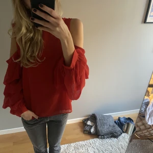 Röd blus  - Så cool blus med volang ärmad. Blusen är uppen vid axlarna❤️❤️Är i jättebra skick 