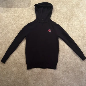 Stickad Morris Hoodie - Tja! Säljer nu denna riktigt snygga Morris hoodie i stickat material. Tröjan är i storlek S och är i mycket bra skick, inga defekter. Pris: 599kr. Hör gärna av er om ni har några funderingar. Mvh